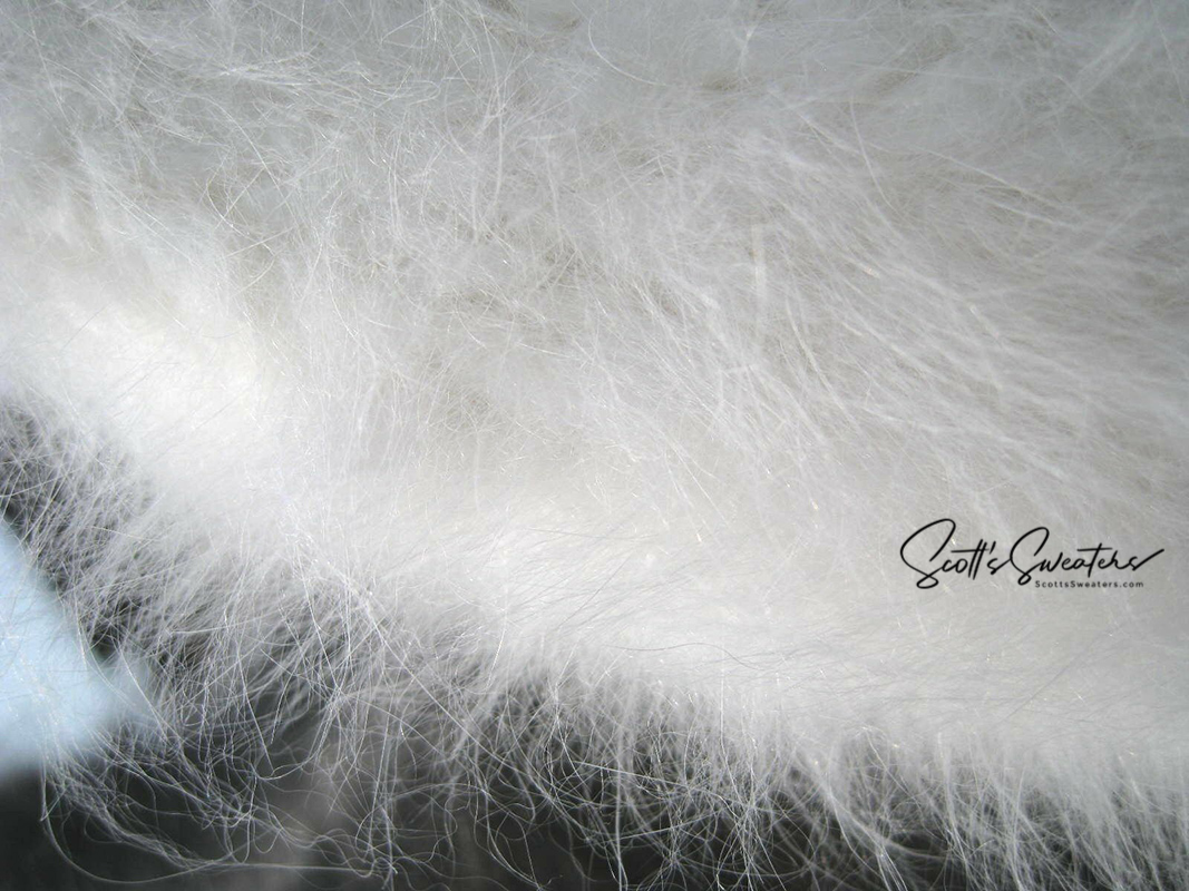 Weißer Angora-Uschanka-Hut der sibirischen Frau