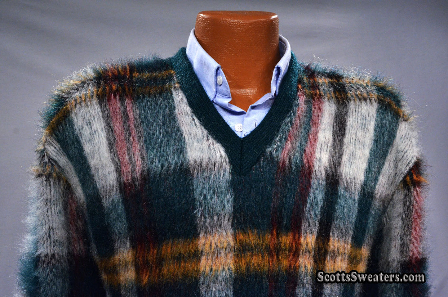 Klassischer Retro-Pullover aus zotteligem Mohair mit Karomuster und V-Ausschnitt [#500-056,201-001,602-016]