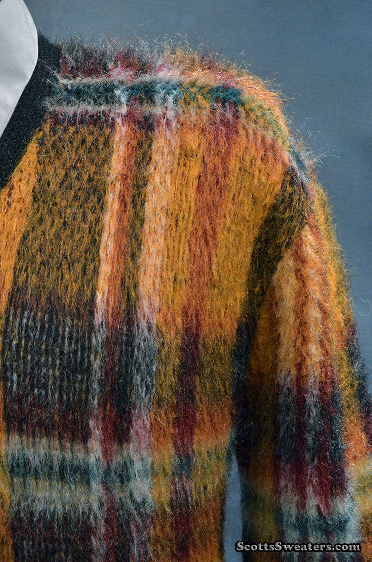 Klassischer Retro-Pullover aus zotteligem Mohair mit Karomuster und V-Ausschnitt [#500-056,201-001,602-016]