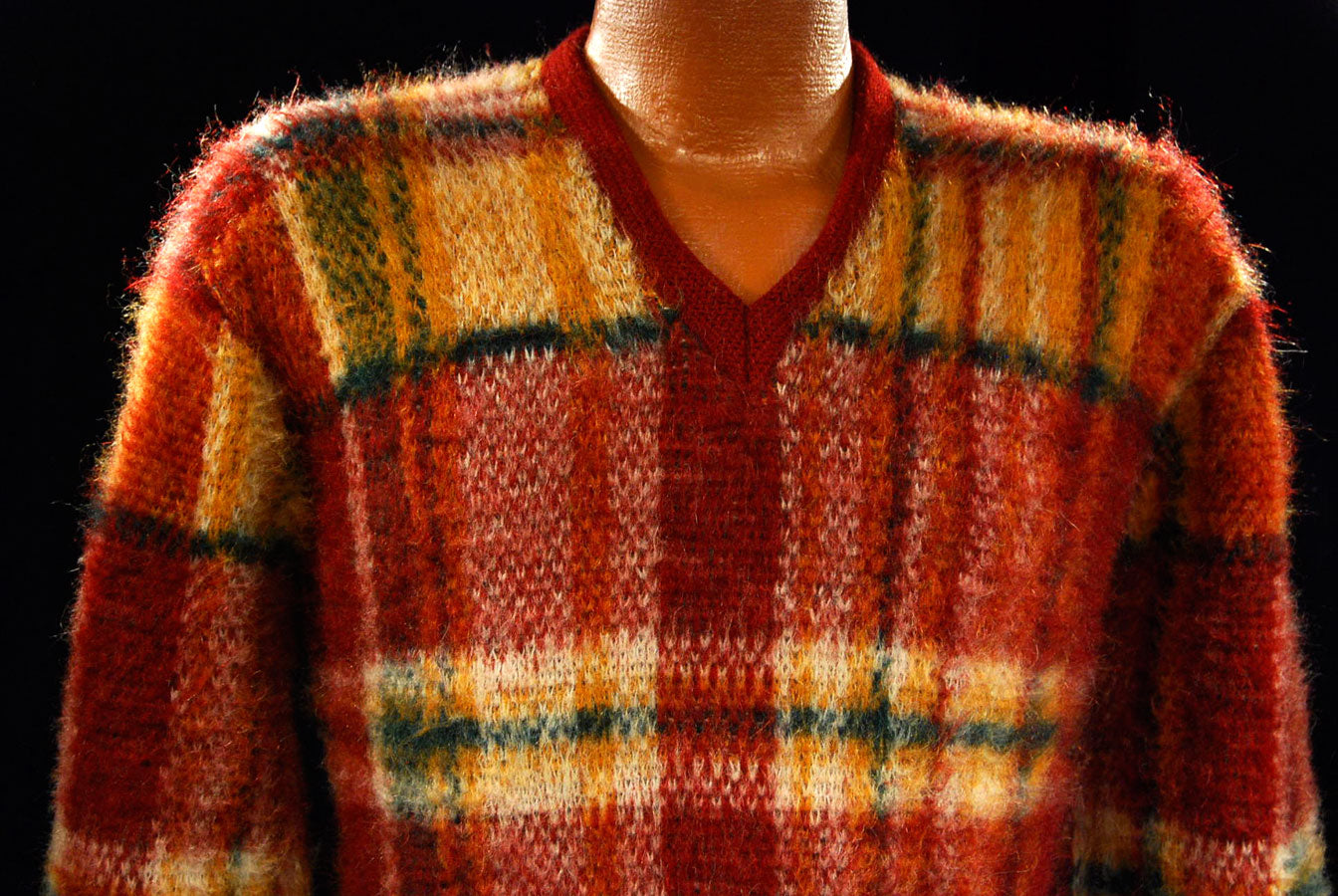 Klassischer Retro-Pullover aus zotteligem Mohair mit Karomuster und V-Ausschnitt [#500-056,201-001,602-016]