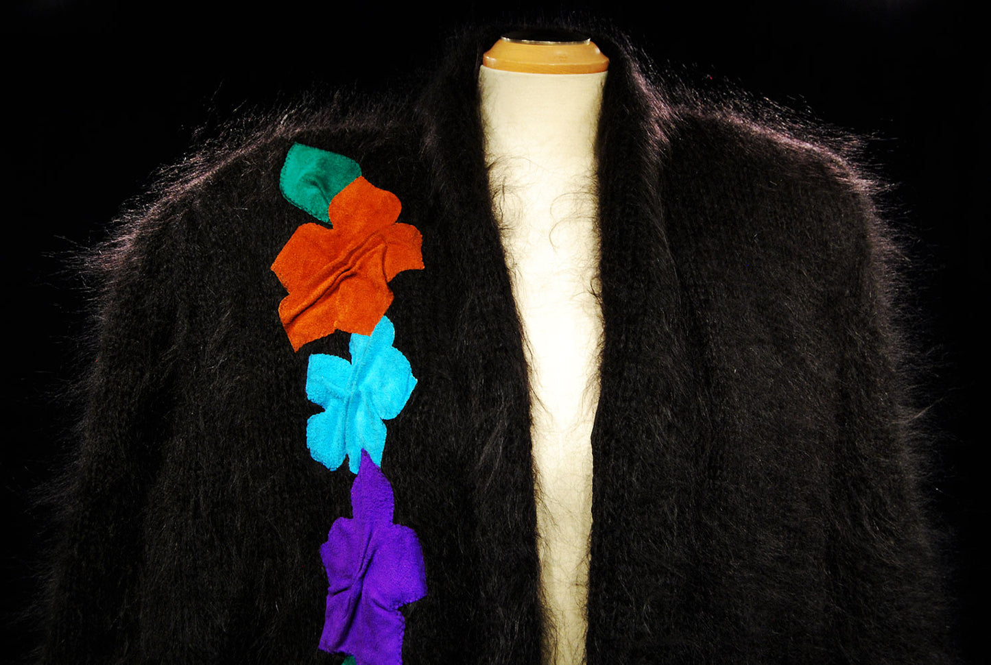 Schwarzer Angora-Cardigan für Damen mit großem Pfauenmuster auf der Rückseite
